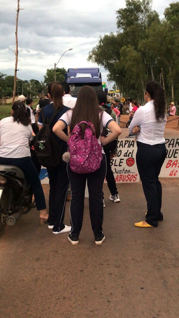Yby Yaú: pese a medida cautelar, manifestantes no permiten tránsito de docentes y alumnos - Nacionales - ABC Color
