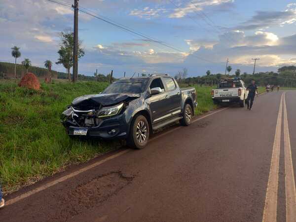 Concejal departamental choca a una vaca suelta que le salió al paso - La Clave