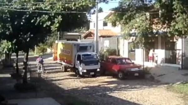 Crónica / "Pelaron" un camión de pollos y se llevaron 1.500.000 guaracas