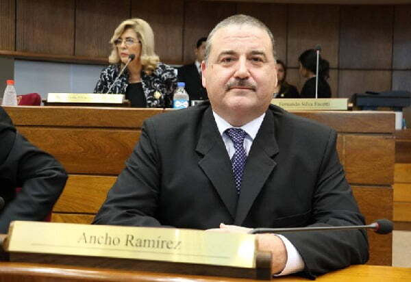 El liberal Juan Bartolomé Ramírez presentó su renuncia en el Senado - Noticiero Paraguay