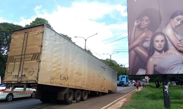 Remolque se desprende de cabina de camión