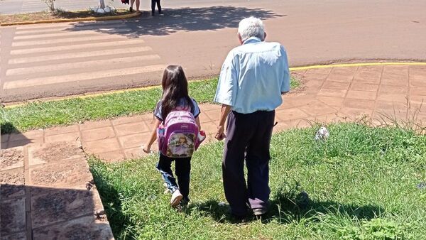 Viral: Acompaña todos los días a su bisnieta a la escuela
