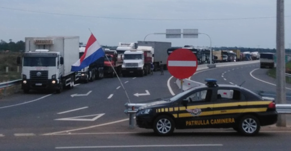 Camioneros Sanjosianos realizan cierre intermitente de ruta - Noticiero Paraguay