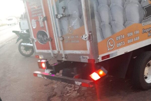 Motocicleta choca contra camión