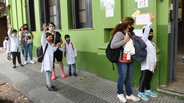 Buenos Aires dejaría de exigir tapabocas a escolares
