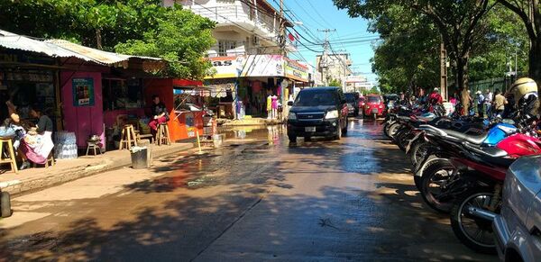 Infractores y comerciantes invaden calle frente al Hospital de Luque - Nacionales - ABC Color