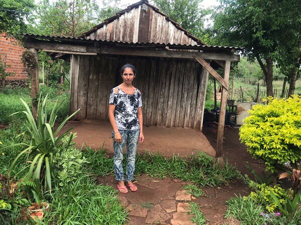 Humilde mujer busca trabajo para reconstruir su casa y brindar lo mejor a sus hijas