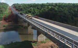 Avanza extendido de capa asfáltica en el puente sobre el río Ñacunday