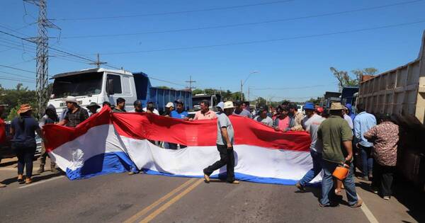 La Nación / Pese a nueva reducción, paro de camioneros sigue firme pero suspenden llegada a Asunción