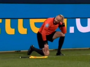 Diario HOY | Suspendido el Bochum-Gladbach por el impacto de un objeto contra un linier
