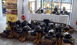 Donación de Bomberos sin fronteras - Empresariales - ABC Color