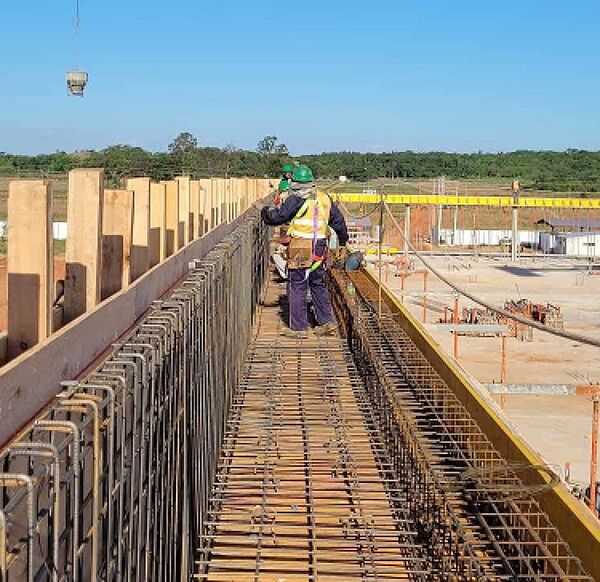 MOPC informó que inició el cargamento de cemento para futuros pilares del Gran Hospital de Coronel Oviedo