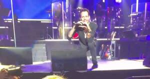 La Nación / Marc Anthony manda beso a Nadia Ferreira en pleno show