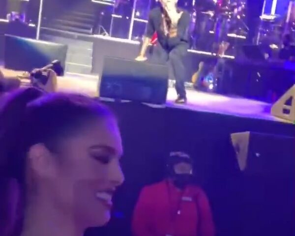Nadia Ferreira y Marc Anthony se tiraron besos en concierto (VIDEO)