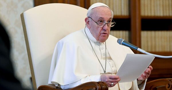 Diario HOY | El papa promulga la nueva Constitución que reforma el Gobierno de la Iglesia