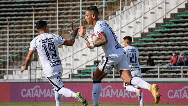 Lucas Barrios anotó un gol en la derrota de Patronato