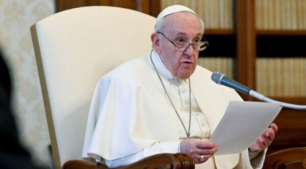 El papa promulga la nueva Constitución que reforma el Gobierno de la Iglesia