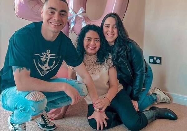 Crónica / [GALERÍA] Miguel Almirón le organizó un festejo a su mami