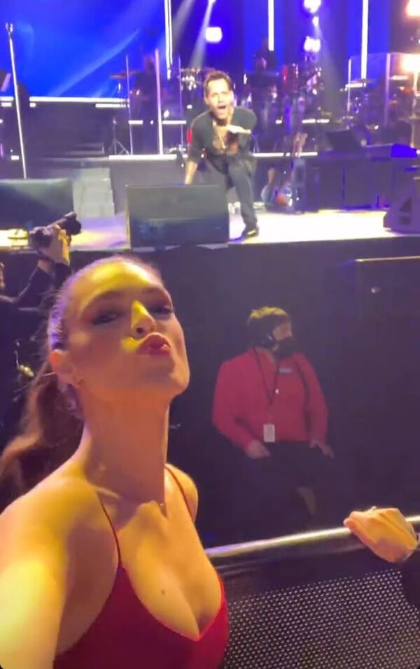 Los tiernos besos de Nadia Ferreira y Marc Anthony en Los Ángeles, en pleno concierto del cantante - Gente - ABC Color