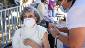 Sao Paulo empieza a aplicar la cuarta dosis anticovid a mayores de 80 años - El Independiente