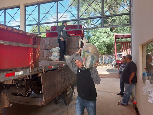 Continúa distribución de alimentos a familias afectadas por la sequía en Misiones - .::Agencia IP::.