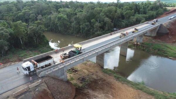 Corredor de Exportación: avanza asfaltado del puente sobre el río Ñacunday