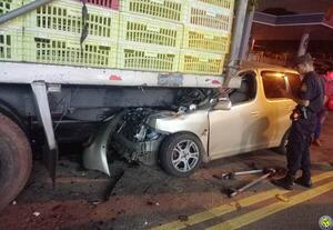 Automovilista queda atrapado tras colisionar contra camión estacionado •