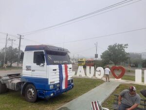 Manifestantes siguen apostados en la calle 6 Mil, pero no hay cierre de ruta - Nacionales - ABC Color