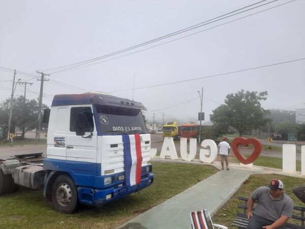 Manifestantes siguen apostados en la calle 6 Mil, pero no hay cierre de ruta - Nacionales - ABC Color