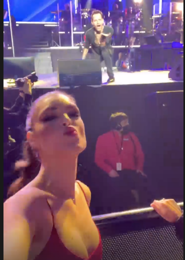 Diario HOY | Marc Antohny le tiró un beso en pleno concierto a Nadia y ella le gritó "te amo"