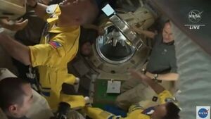 Astronautas rusos llegan a la Estación Espacial con los colores de Ucrania