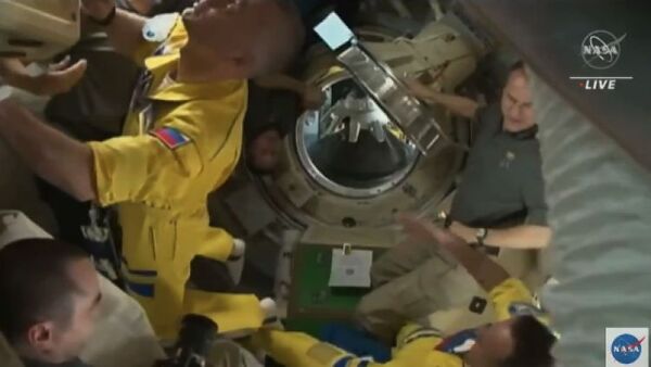 Astronautas rusos llegan a la Estación Espacial con los colores de Ucrania