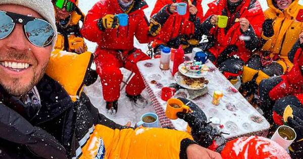 La Nación / Se rompe un nuevo Récord Guinness con una fiesta de té en el monte Everest