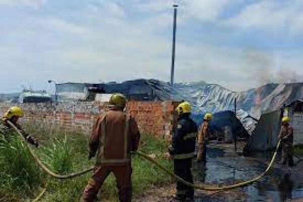 Incendio de grandes proporciones en aceitera de Ypané deja dos heridos