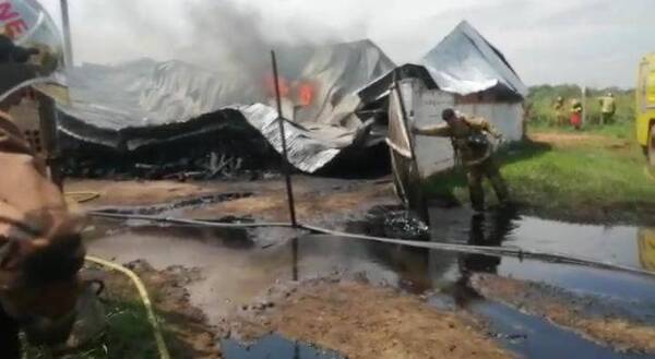 Crónica / Aceitera arde en llamas en Ypané; hay dos trabajadores heridos