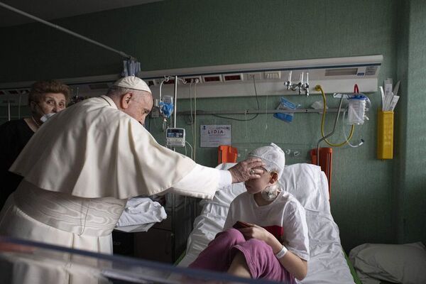 El papa visitó a los niños ucranianos hospitalizados en el Bambino Gésu - Mundo - ABC Color