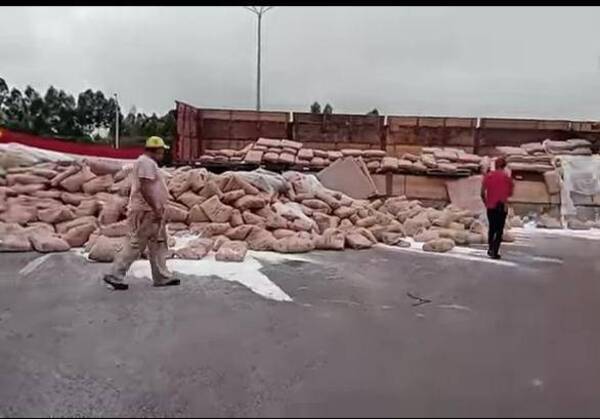 Crónica / Varias bolsas de almidón se desperdiciaron en la ruta