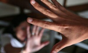 Le rompió el brazo a su madre porque no le quiso dar dinero para comprar cerveza