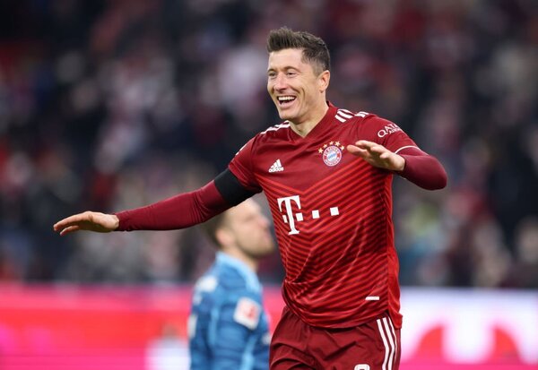 Diario HOY | Con doblete de Lewandowski, Bayern golea y vuelve a distanciarse del Dortmund
