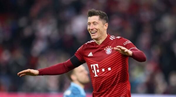 Con doblete de Lewandowski, Bayern golea y vuelve a distanciarse del Dortmund
