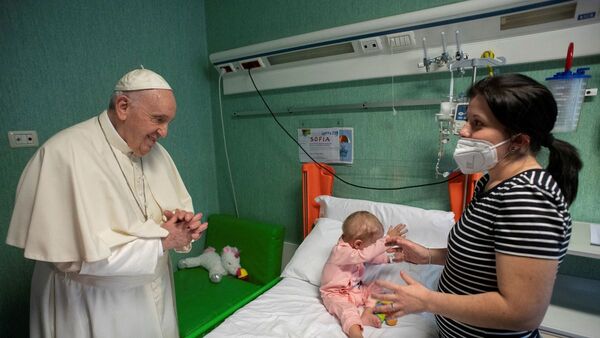 El papa visitó a los niños ucranianos hospitalizados en el Bambino Gesù