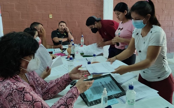 Postulantes a becas acudieron masivamente a entregar sus carpetas