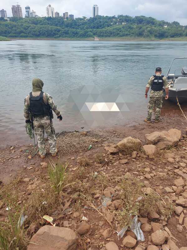 Hallan cadáver en aguas del Paraná - La Clave