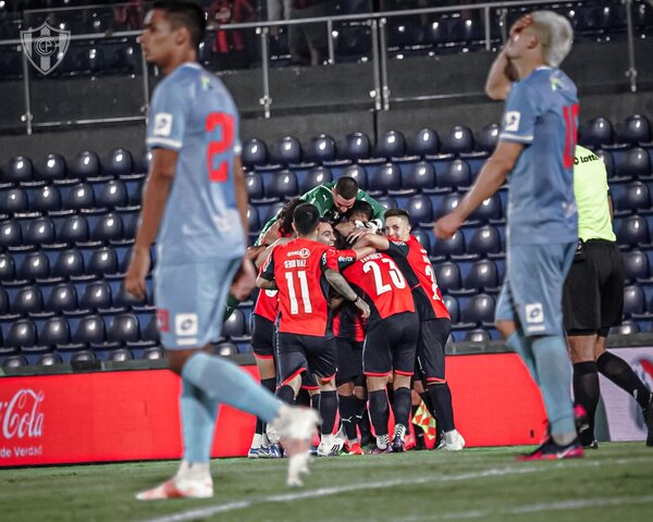 Con goleada el Ciclón recupera el liderato