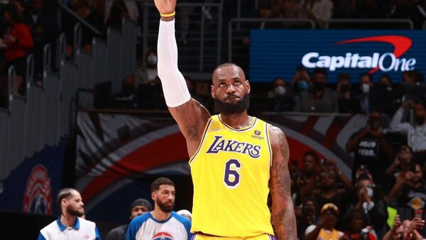 LeBron James hace historia