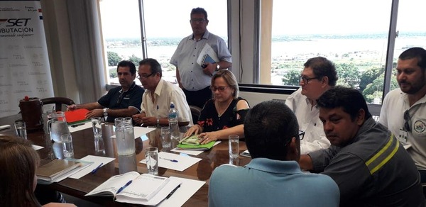 Diario HOY | Piden suba salarial de 38 %,Hacienda dice no y se instala la puja