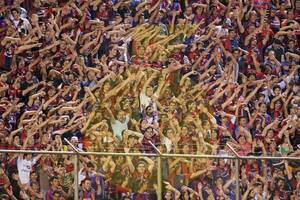 Crónica / La barra de Cerro Porteño alentó desde fuera del estadio
