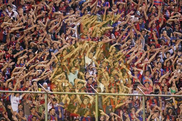 Crónica / La barra de Cerro Porteño alentó desde fuera del estadio