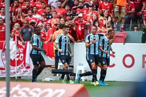 Con Villasanti de titular, Grêmio goleó en el clásico a Internacional