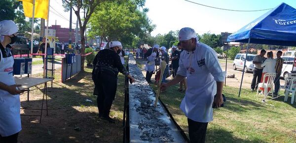 A fuego lento cocinan la sopa paraguaya más larga del mundo - Nacionales - ABC Color